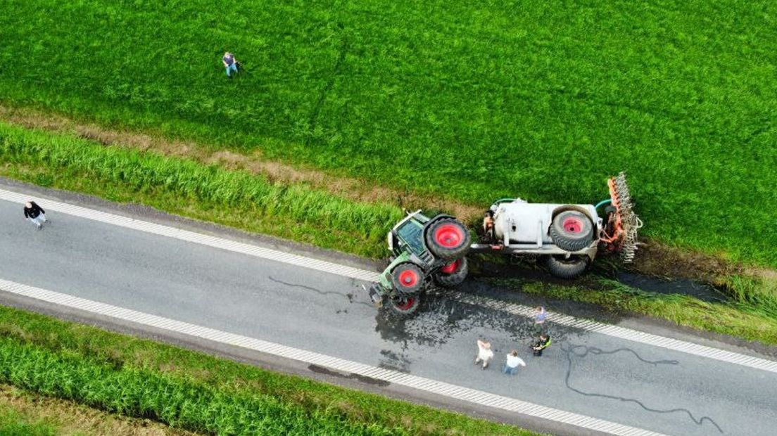 De trekker met giertank van bovenaf