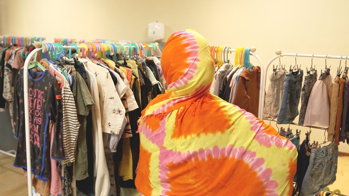 Kledingruilbeurs in azc Schalkhaar: 'Hier is het geen ruilen, maar geven'