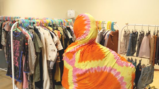 Kledingruilbeurs in azc Schalkhaar: 'Hier is het geen ruilen, maar geven' Home