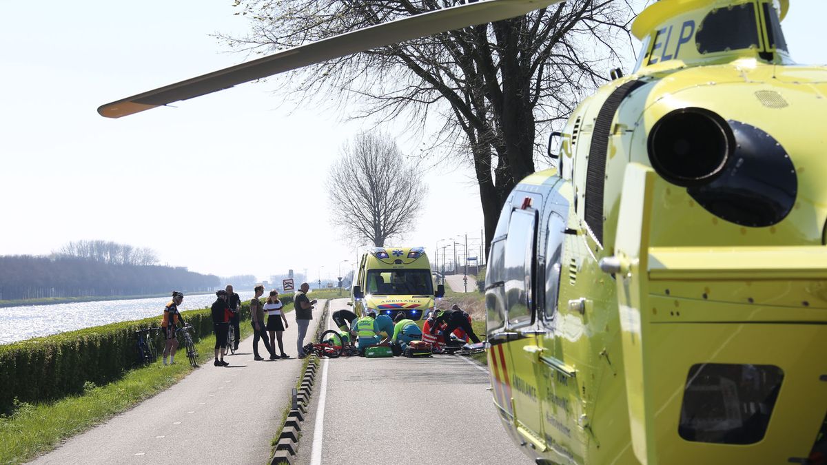 Traumahelikopter rukt uit naar zwaargewonde wielrenner in Nieuwersluis