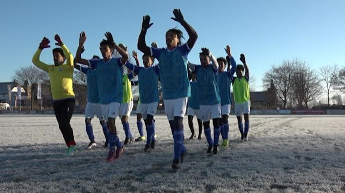 Het is een bijzonder gezicht als het derde elftal van voetbalvereniging OSC uit Oosterhout warm loopt. Het lijkt wel op synchroonzwemmen. Alle 16 spelers bewegen precies tegelijkertijd. Het is een gewoonte die de mannen hebben meegenomen uit Eritrea.