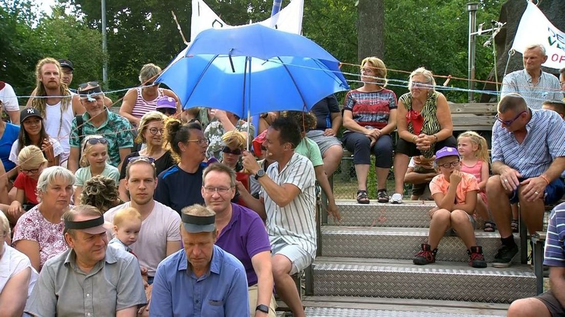 Patrice op de tribune met presentator Frank Oosterwegel