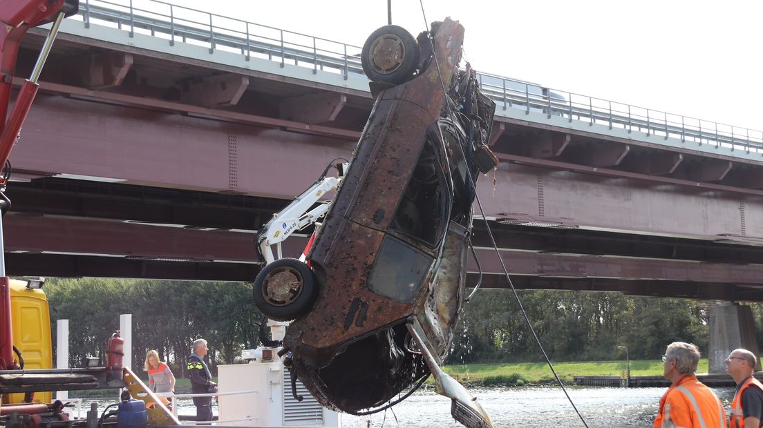Vanmiddag werd weer een auto uit het Schelde-Rijnkanaal getakeld