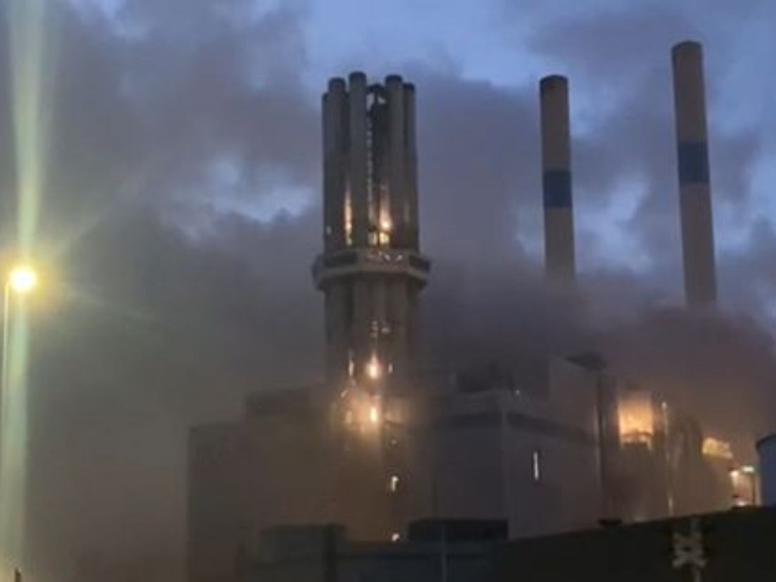 De brand zorgde voor veel rook.