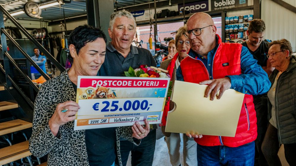 Na jaren ellende wint fietsenmaker geld en auto bij Postcode Loterij
