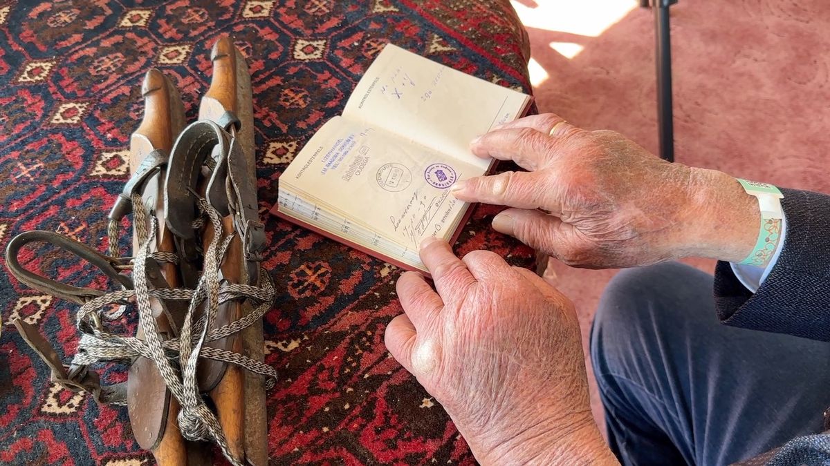 Hendrik (99) mocht de kaart van de koning stempelen: 