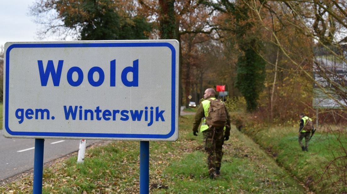 Politie, militairen en duikers zijn in Winterswijk op zoek naar het wapen waarmee eind oktober een man zwaar is toegetakeld. Het slachtoffer, een Winterswijker van 58, overleed een dag later aan zijn verwondingen.