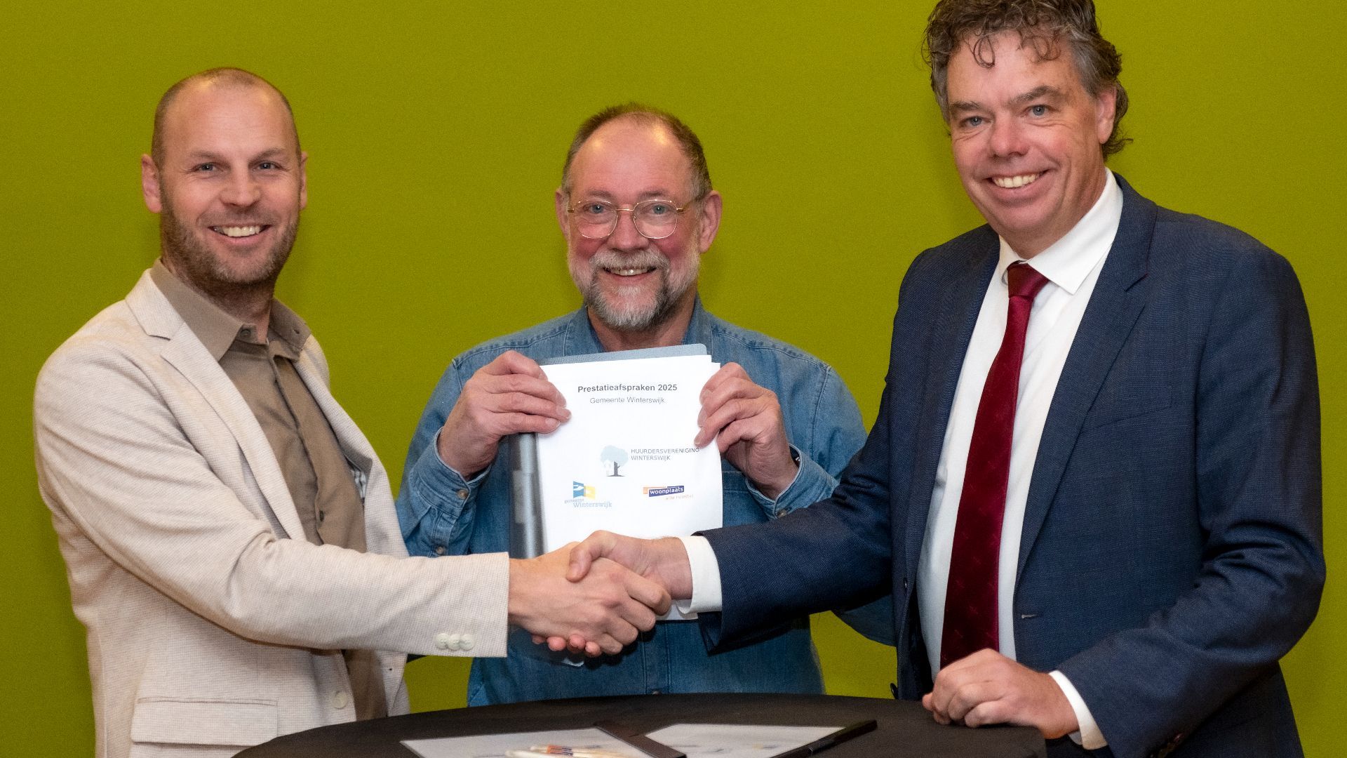 De ondertekening van de prestatieafspraken.