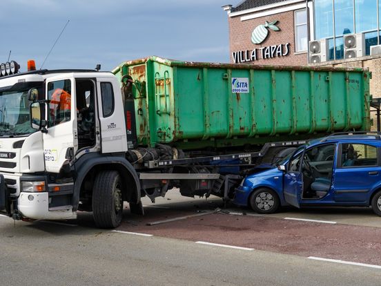 Automobilist ziet kerende vrachtauto over het hoofd in Assen