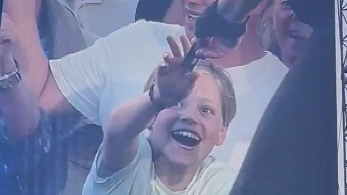 Bruce Springsteen geeft zijn mondharmonica aan dolblije Giel (13) uit Oranjewoud