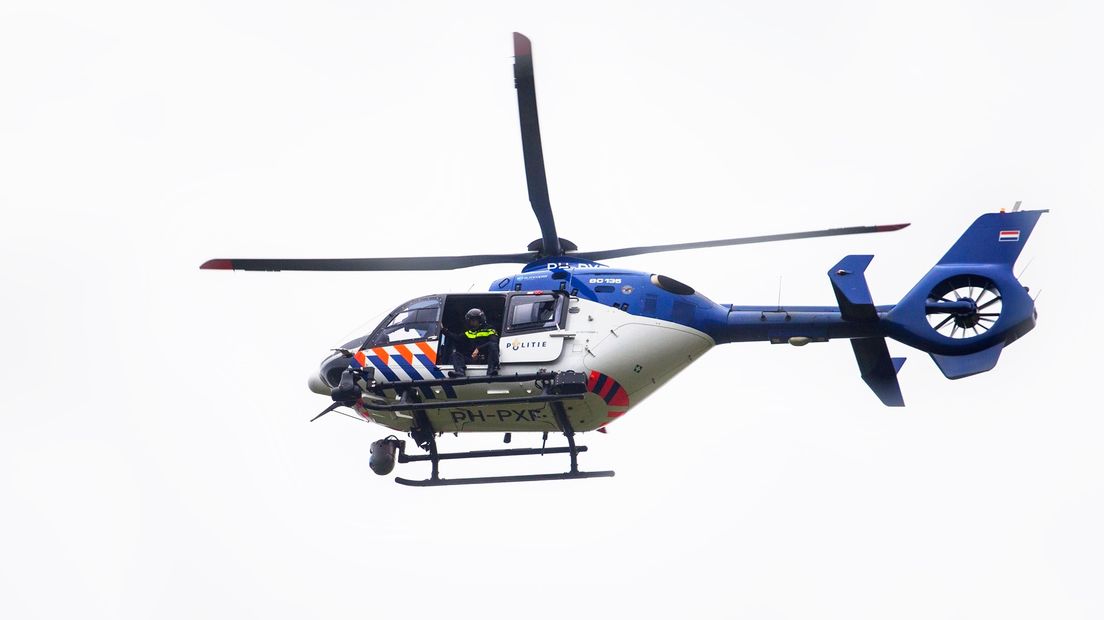 Voorbijvliegende politiehelikopter, archieffoto