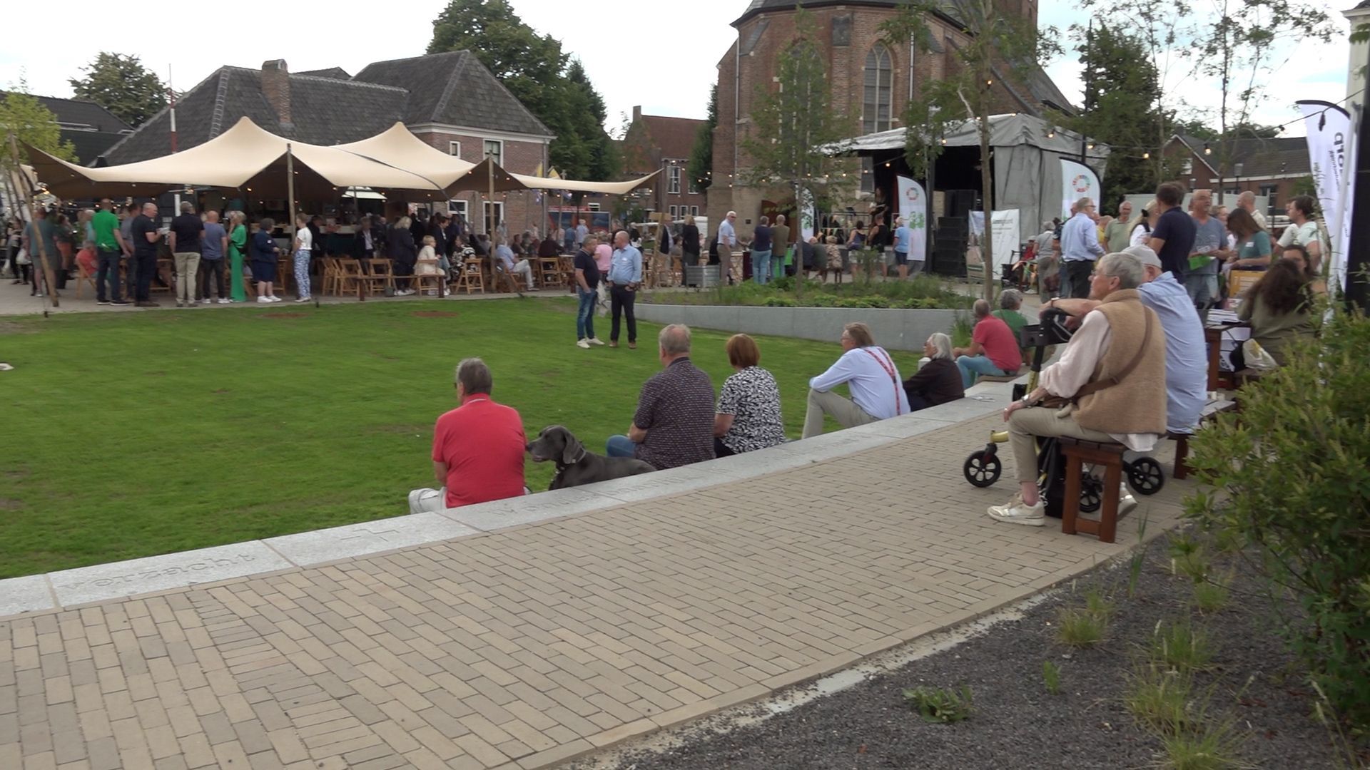 Het nieuwe dorpsplein in Dinxperlo werd feestelijk geopend