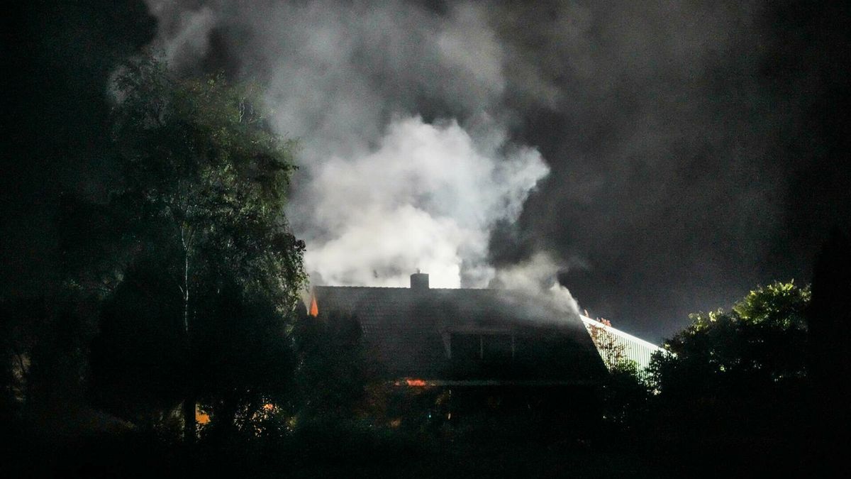 Veel rook vrij bij woningbrand in Klazienaveen