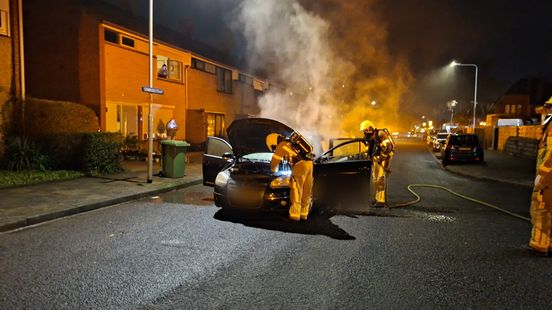 Auto vat vlam tijdens het rijden in Venlo: inzittenden belden zelf de hulpdiensten Home