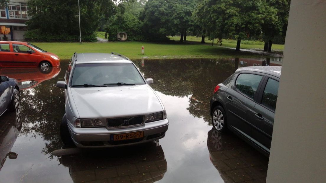 Parkeerplaatsen onder water aan de Weusthagstraat in Hengelo