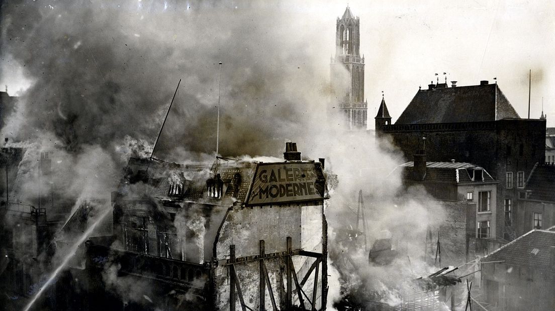 Op 13 maart 1939 brandde het oude warenhuis volledig af.