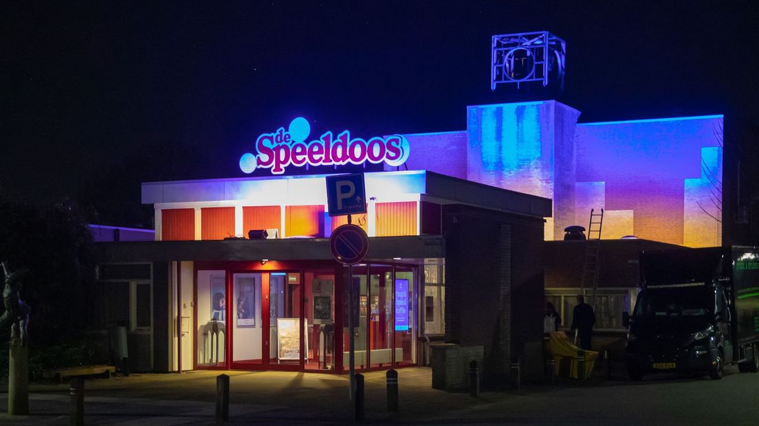 Theater De Speeldoos in Baarn kleurt geel en blauw