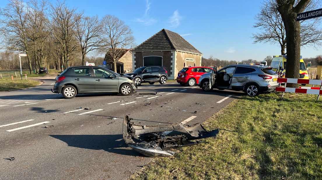 De auto's knalden vol tegen elkaar.