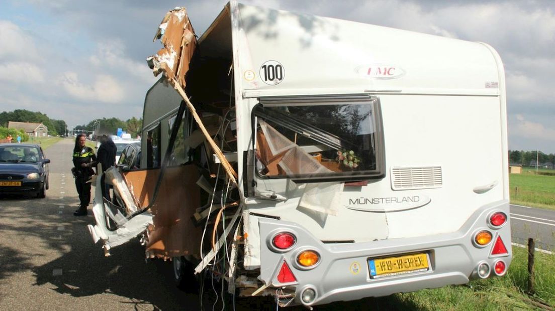 Caravan zwaar beschadigd geraakt door botsing met bedrijfsbus op N35 bij Haarle