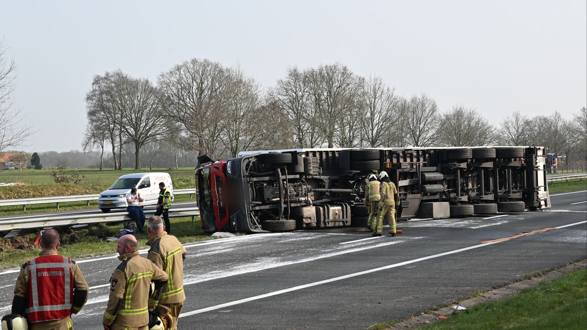 A32 nog steeds dicht door gekantelde vrachtwagen