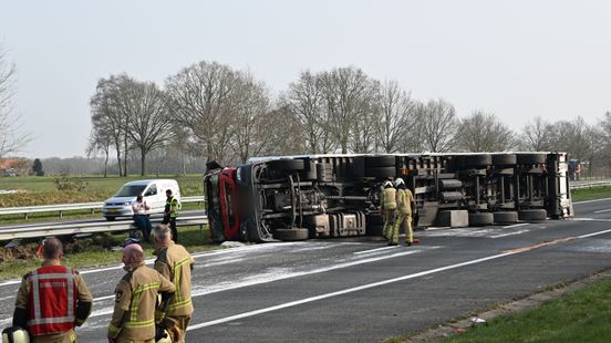 A32 nog steeds dicht door gekantelde vrachtwagen. A32 nog steeds dicht door gekantelde vrachtwagen.