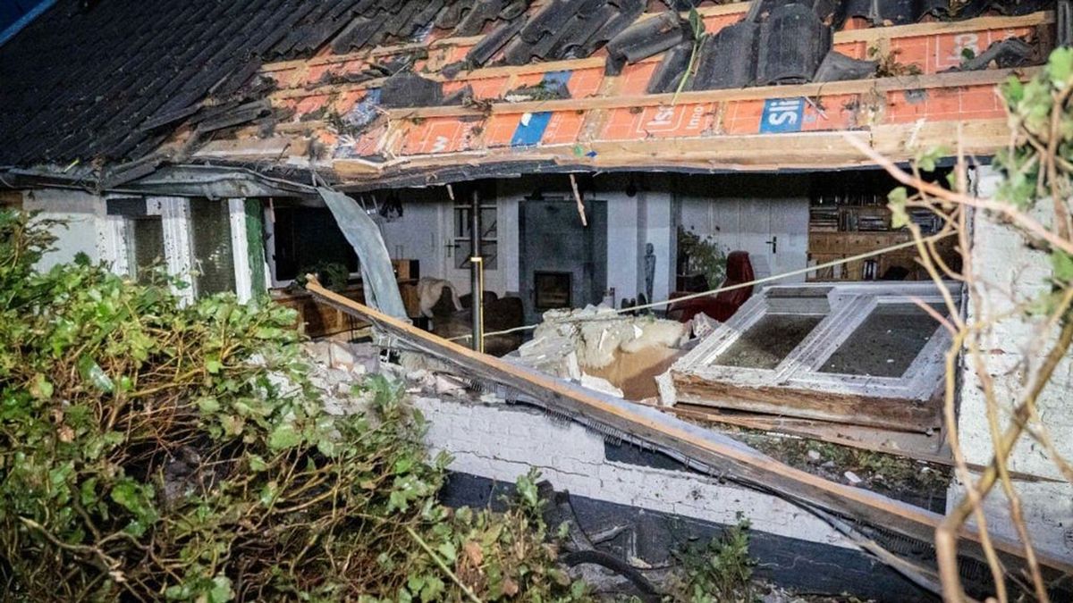 Auto crasht tegen woning, twee zwaargewonden en een enorme ravage