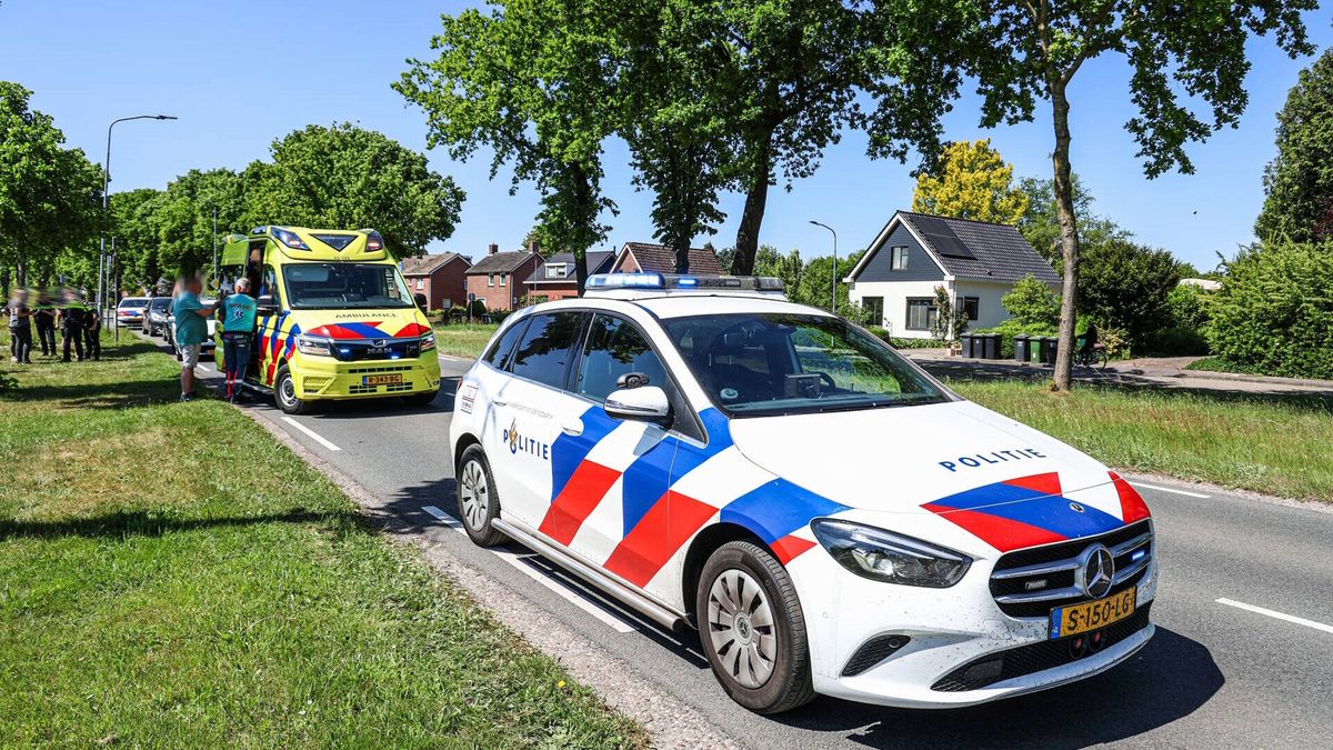 Fietser aangereden in Emmer-Compascuum: e-bike meters verderop in de berm
