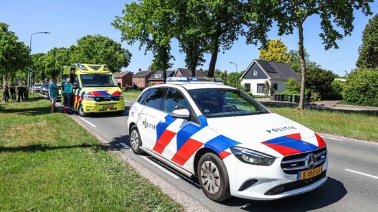 Fietser aangereden in Emmer-Compascuum: e-bike meters verderop in de berm. Fietser aangereden in Emmer-Compascuum: e-bike meters verderop in de berm.