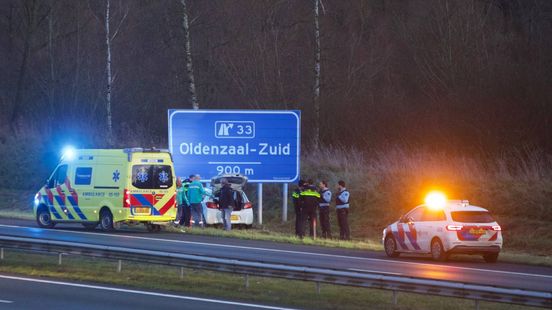 112 Nieuws: Auto botst tegen bord op A1, rijbaan afgesloten |Vrachtwagen gekanteld in Beuningen. 112 Nieuws: Auto botst tegen bord op A1, rijbaan afgesloten |Vrachtwagen gekanteld in Beuningen.