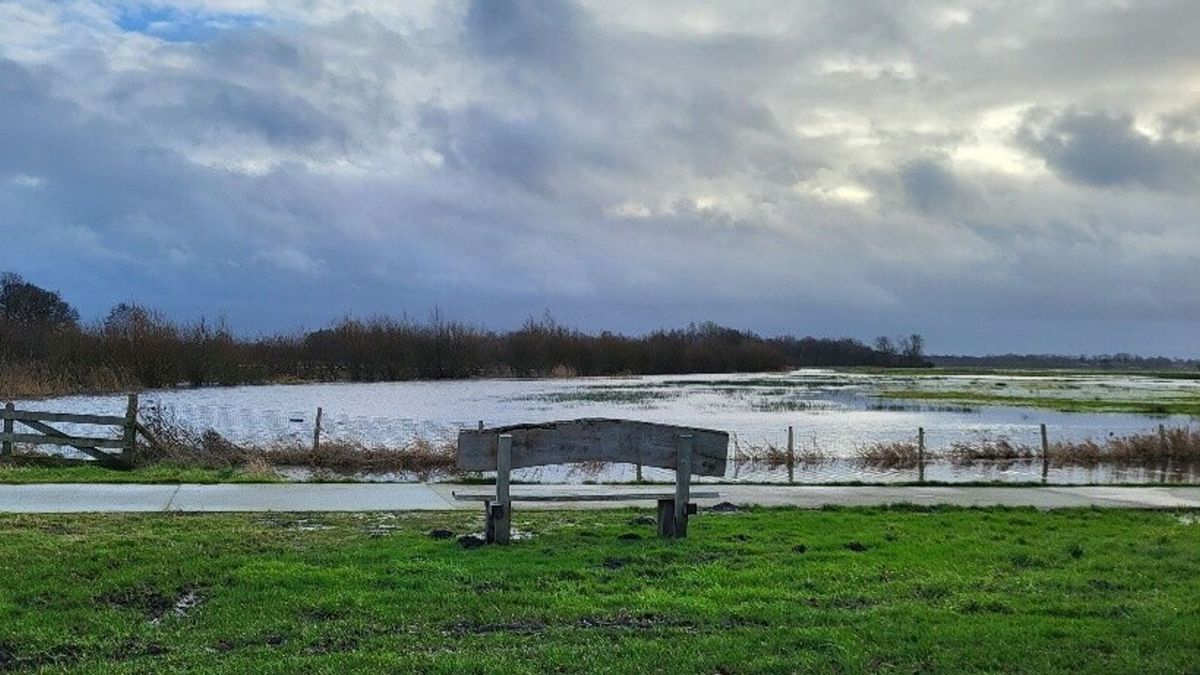 In Beeld: ondergelopen fietspaden en een doorweekt Drents landschap