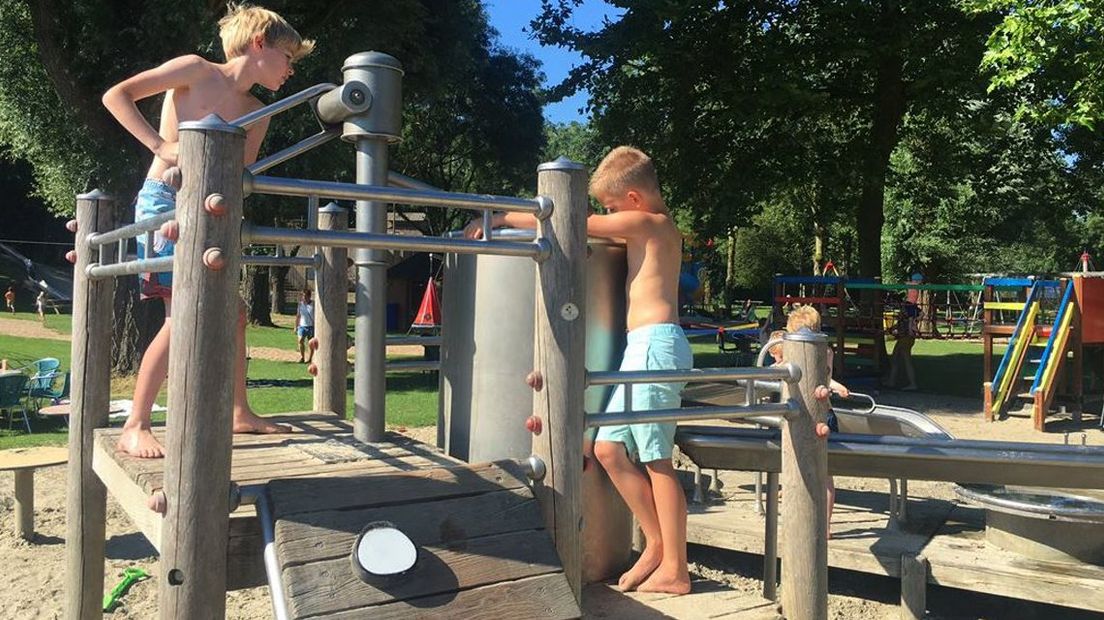 Drukte bij de waterspeeltuin in Zoetermeer 