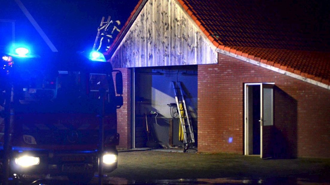 Ook bestrijding brand binnen in de schuur