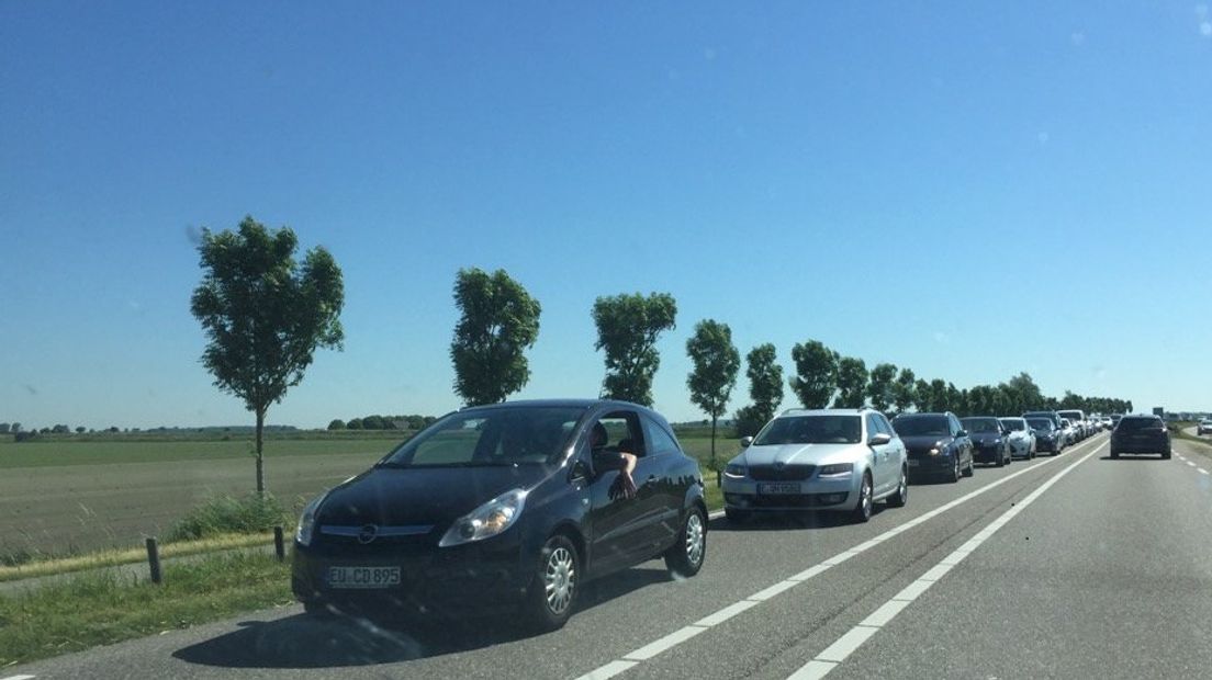 Drukte op de wegen naar het strand