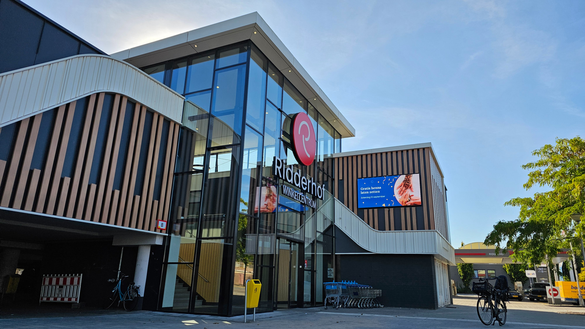 De noordelijke ingang van het vernieuwde winkelcentrum Ridderhof