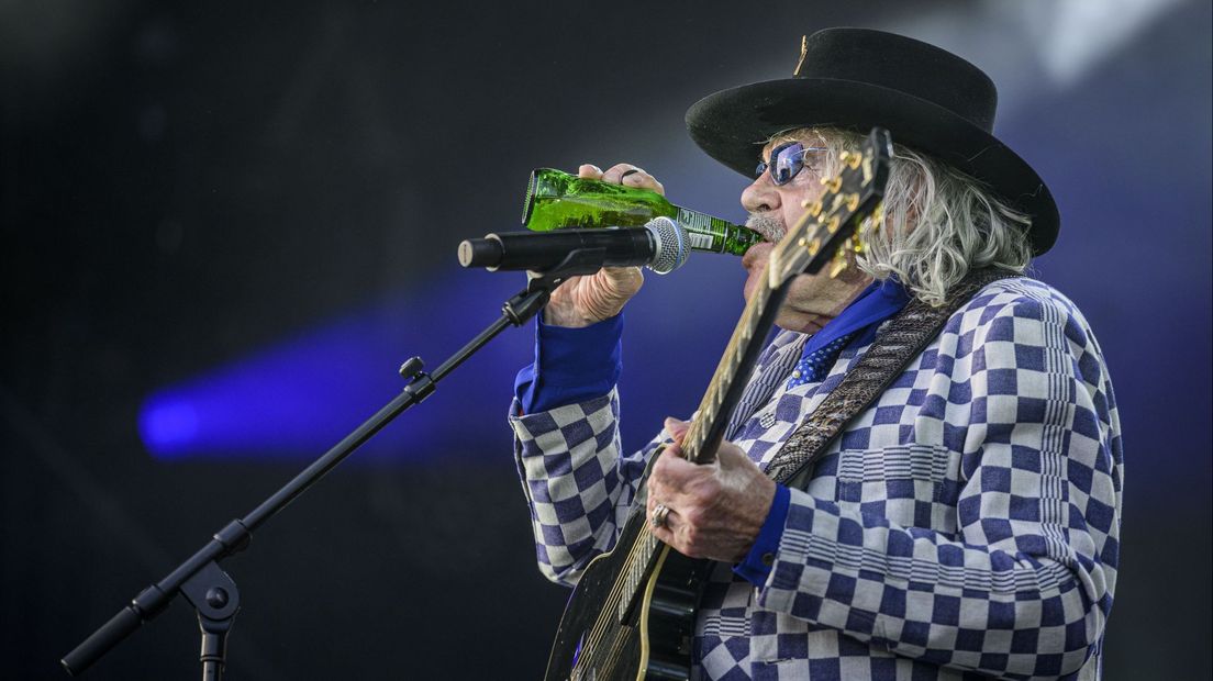 Voorman Bennie Jolink tijdens een concert op het Tractorpullingterrein