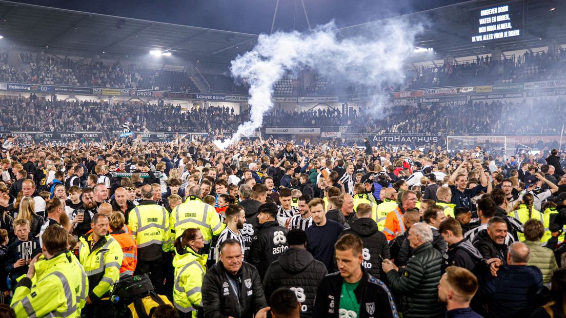 Heracles wordt gehuldigd in Almelo voor het behalen van het kampioenschap