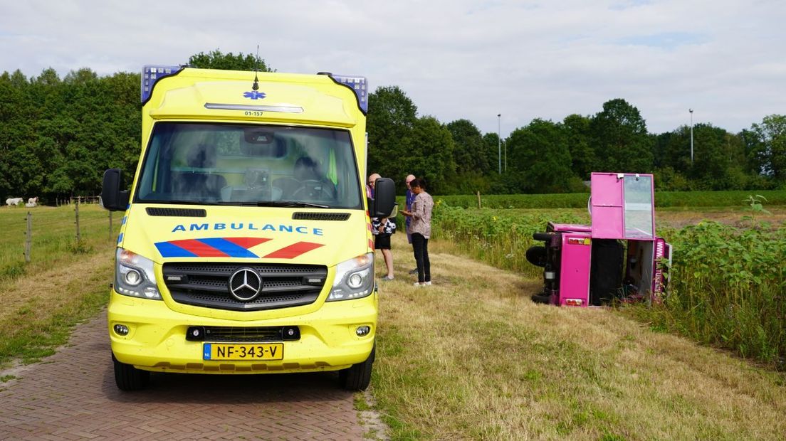 Ambulance bij de tuktuk (Rechten: Van Oost Media)