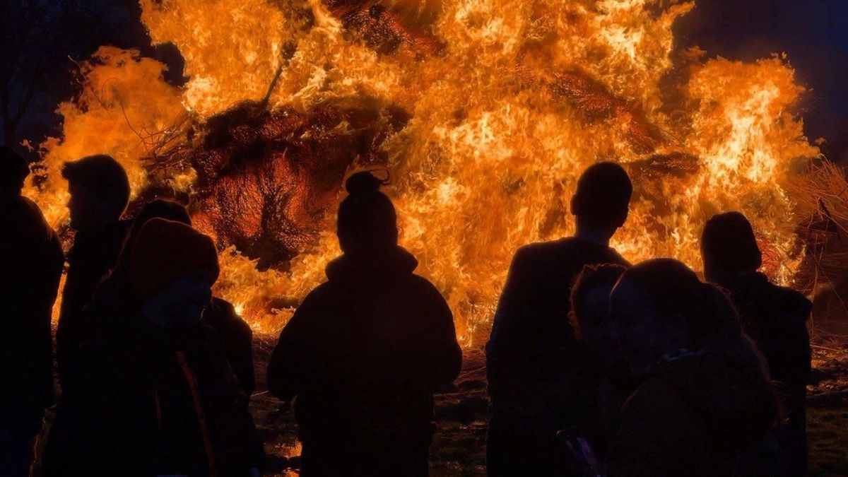Groningers genieten van paasvuur: 'Op dit soort momenten weet je: we horen bij elkaar'