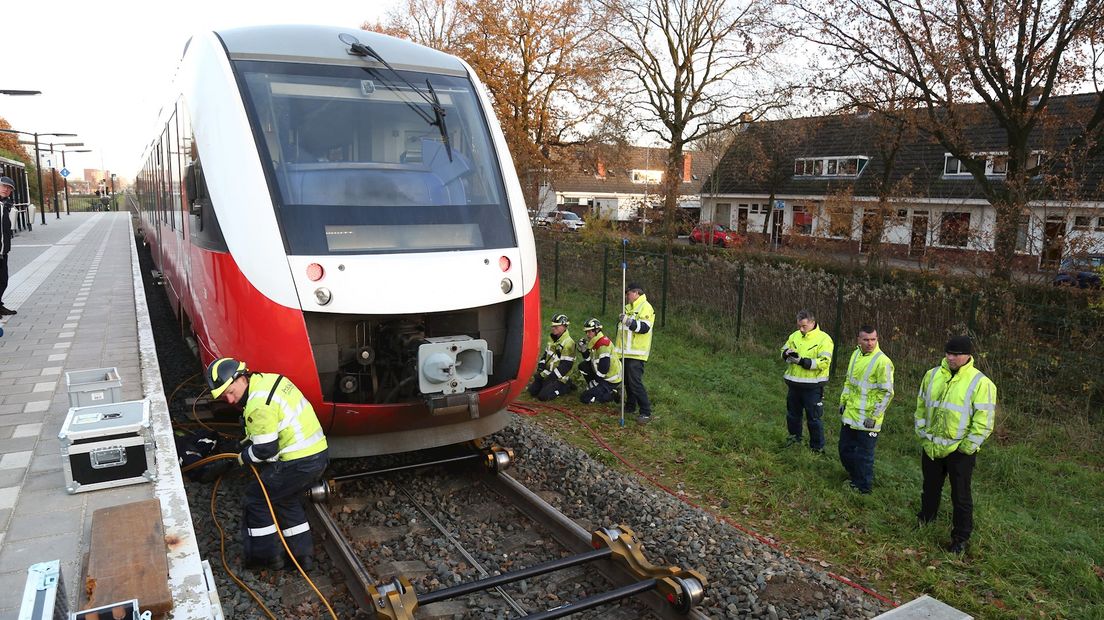 Medewerkers ProRail druk bezig bij de kapotte trein