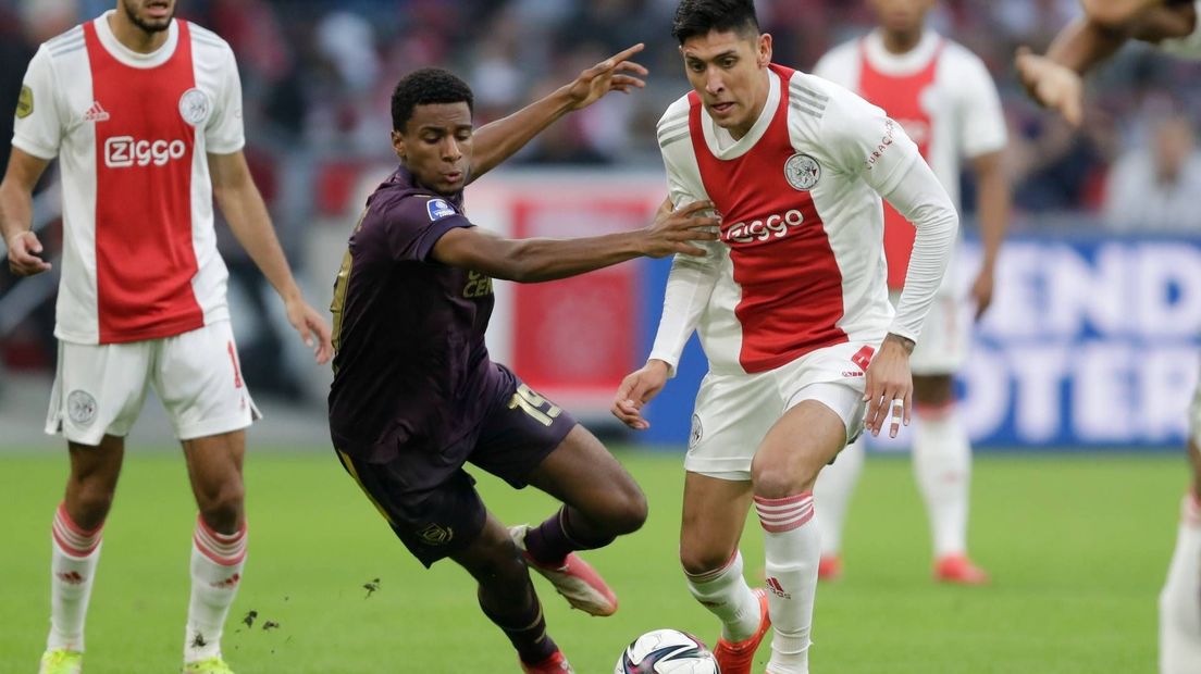 Paulos Abraham gaat namens FC Groningen het duel aan met Ajacied Alvarez