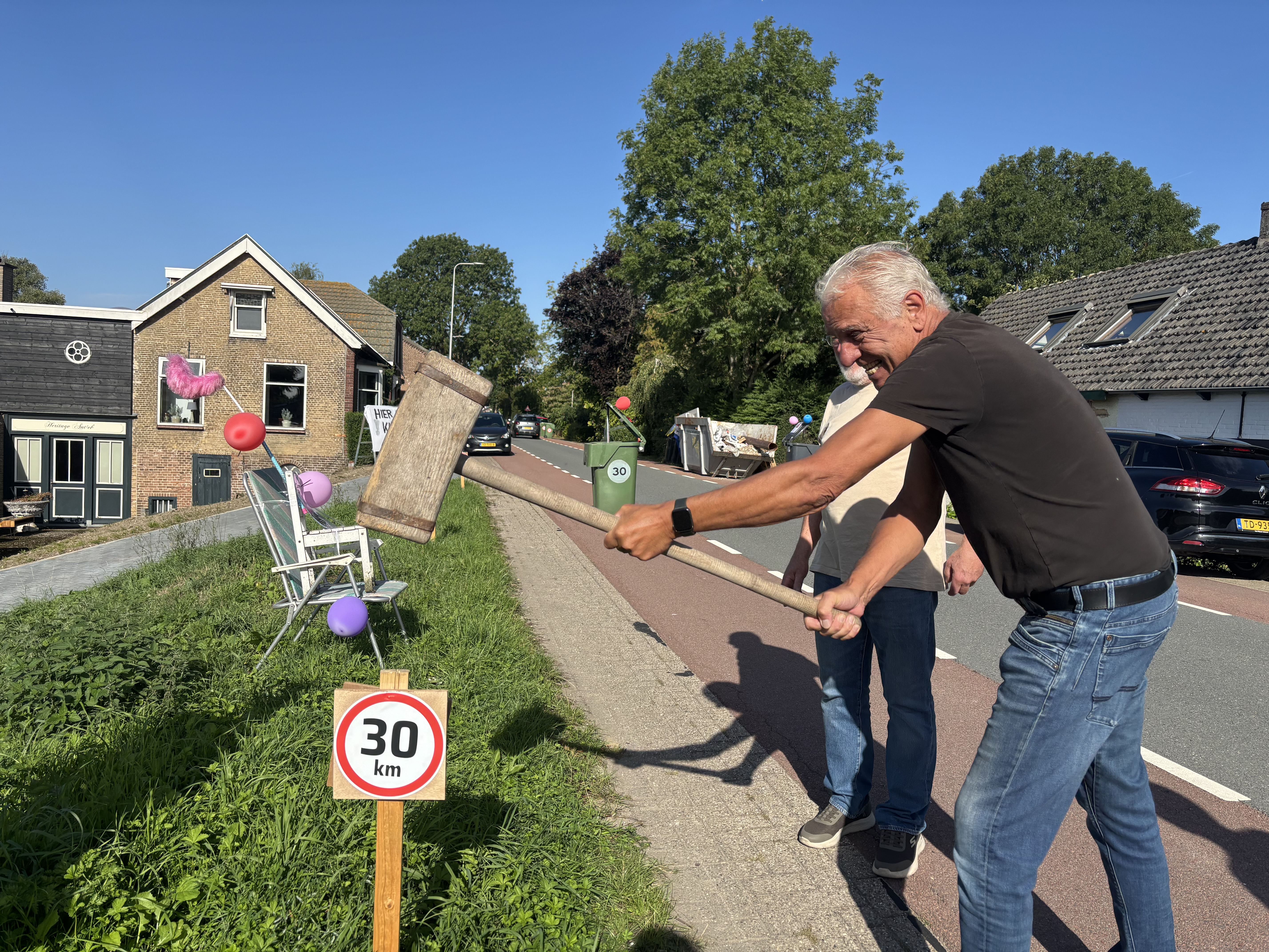 Bewoner timmert 30 kilometerbordje in de dijk.
