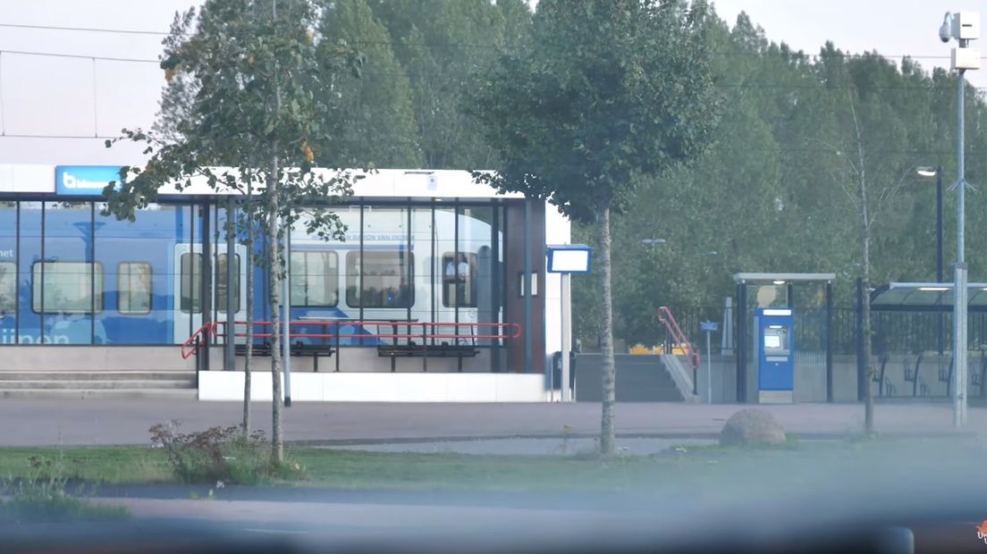 Van der Meulen spreekt met de man af bij het station (Rechten: screenshot YouTube-kanaal Vrije Vogels)