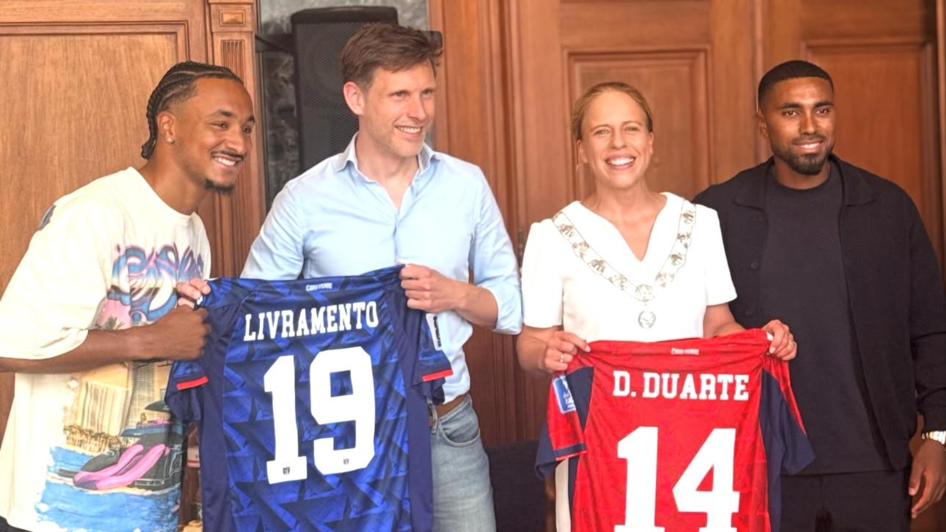 Deroy Duarte en Dailon Livramento met Carola Schouten en wethouder Jeroen Postma (o.a. Sport).