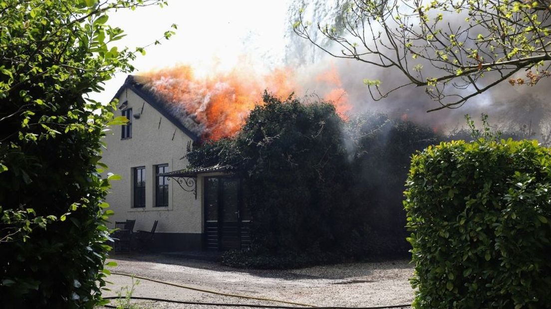 Een woning met rieten kap is ook in brand gevlogen.