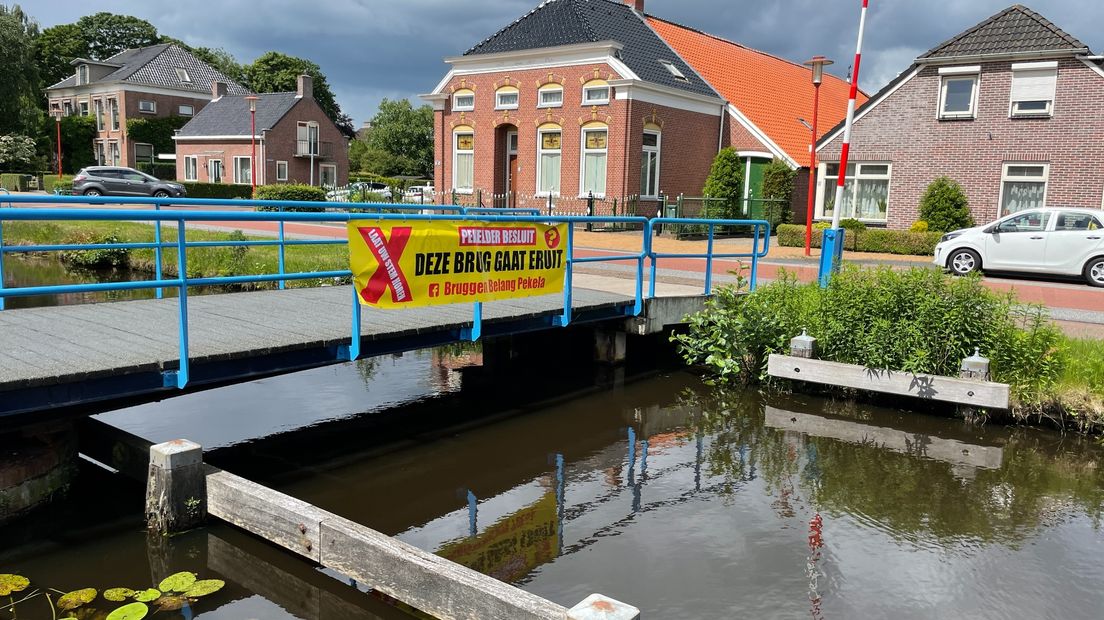 Op de bruggen in Pekela hangen protestdoeken