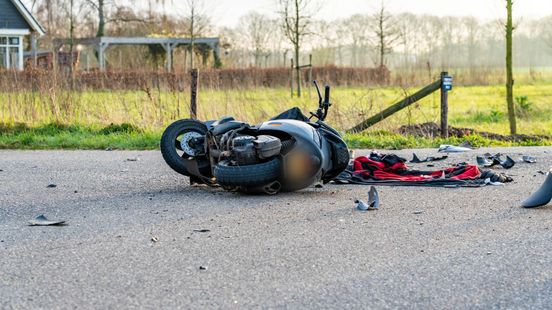 Auto tegen boom • brommerrijder gewond