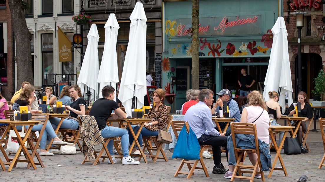 Mensen op het terras in de stad Groningen (archief)