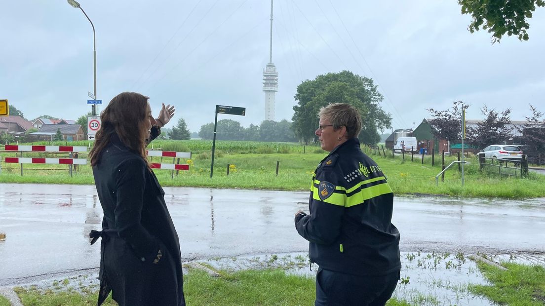 Politiewoordvoerder Ramona Venema en verslaggever Ineke Kemper keren terug naar de TV-toren