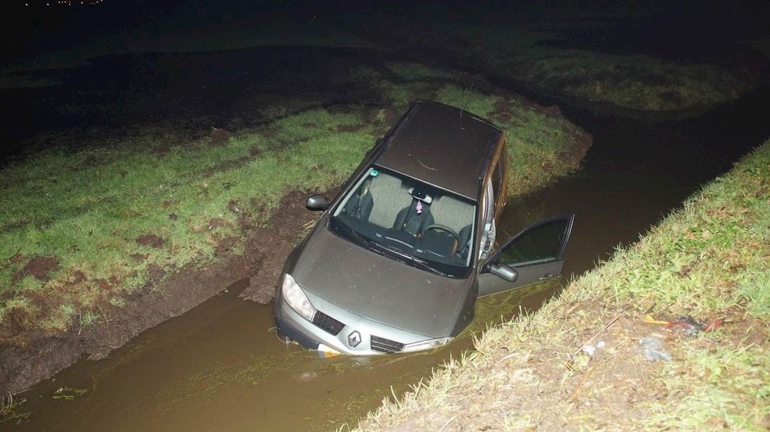 Auto in de sloot bij Genemuiden