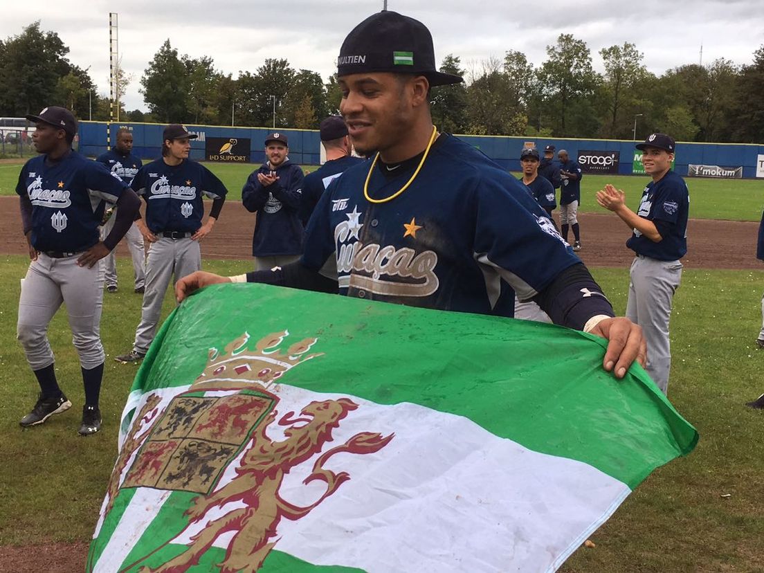 Dwayne Kemp met de Rotterdamse vlag